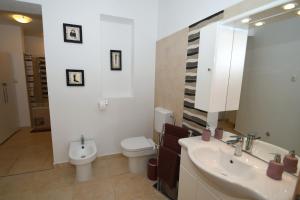 Koupelna v ubytování Apartment LIBRA with sea view + 29 fotografií