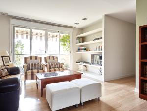 a living room with a couch and a table at Apartamento Tíbula Teatro Parking in Mérida