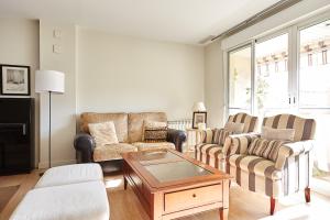 a living room with couches and a coffee table at Apartamento Tíbula Teatro Parking in Mérida