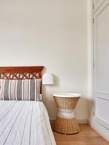 メリダにあるApartamento Tíbula Teatro Parkingの木製のヘッドボードが付いたベッドのある寝室