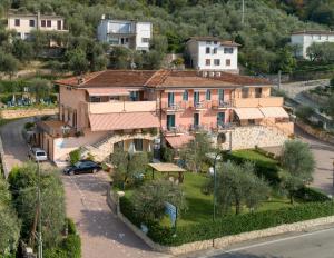 une maison avec une voiture garée devant elle dans l'établissement Residence Villa Margherita, à Brenzone