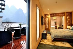 Ein Bett oder Betten in einem Zimmer der Unterkunft The Beyond Villa Guilin Boutique Hotel