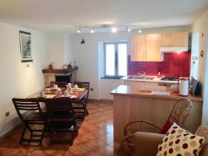 レヴァントにあるLa Casa di Veraのキッチン、ダイニングルーム(テーブル、椅子付)