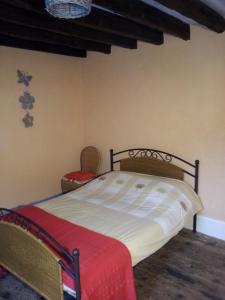 Ένα ή περισσότερα κρεβάτια σε δωμάτιο στο L'Enclos B&B