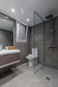 uma casa de banho com um chuveiro, um WC e um lavatório. em Carmen Apartment em Valência