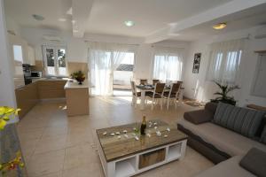Apartment LIBRA with sea view في أوباتيا: غرفة معيشة مع أريكة وطاولة