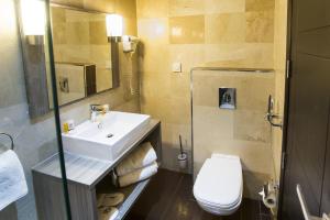ein Badezimmer mit Waschbecken, Toilette und Spiegel in der Unterkunft Hotel Best Night in Alger + 33 Fotos