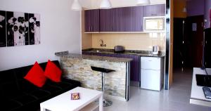 A kitchen or kitchenette at Apartamentos las Dunas Még 13 kép