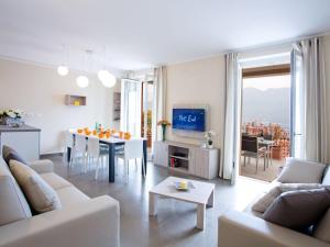 Posezení v ubytování SALA COMACINA APARTMENT NO 4-SLEEPS 10 by Italian Apartments
