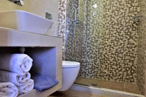 Koupelna v ubytování Kafouros Hotel + 37 fotografií