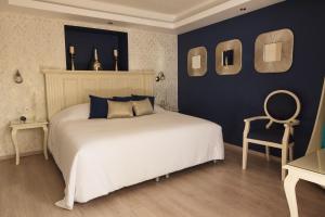 Ένα ή περισσότερα κρεβάτια σε δωμάτιο στο Santosi