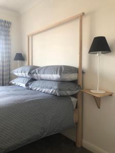 ライにあるWatersideの枕が2つ置かれたベッド