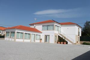 a white house with a red roof at Casa da Rosa in Paredes de Coura