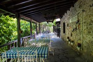 patio ze stołem i krzesłami w budynku w obiekcie Porto Elea Camping & Bungalows w mieście Metókhion Zográfou