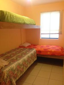 Zimmer mit 2 Etagenbetten und einem Fenster in der Unterkunft Pico Alto Surf in Punta Hermosa