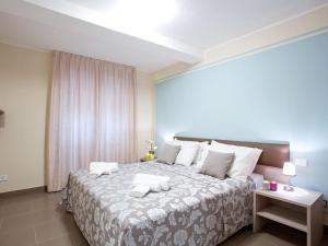 Postel nebo postele na pokoji v ubytování SALA COMACINA APARTMENT NO 4-SLEEPS 10 by Italian Apartments