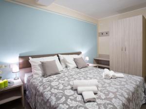 Postel nebo postele na pokoji v ubytování SALA COMACINA APARTMENT NO 4-SLEEPS 10 by Italian Apartments