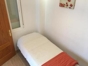 アルダレスにあるApartamento Stevenのベッドと窓が備わる小さな客室です。