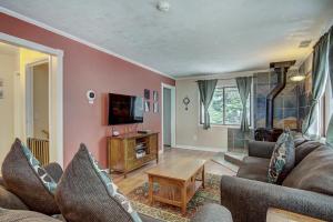 un soggiorno con divano e TV di Lazy Dog Lodge Home a Breckenridge
