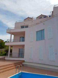 Bazén v ubytování Apartment Kate Slatine nebo v jeho okolí