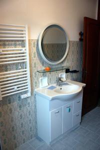 a bathroom with a sink and a mirror on the wall at Patty green house in Castellana Grotte