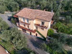 eine Aussicht auf ein Haus mit Dach in der Unterkunft Madonna Dell'Aiuto True View Olivo in Brenzone sul Garda