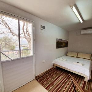 Cama ou camas em um quarto em בית הכרם
