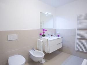 Koupelna v ubytování SALA COMACINA APARTMENT NO 4-SLEEPS 10 by Italian Apartments