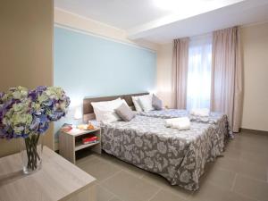 Postel nebo postele na pokoji v ubytování SALA COMACINA APARTMENT NO 4-SLEEPS 10 by Italian Apartments