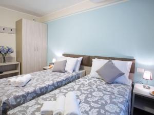Postel nebo postele na pokoji v ubytování SALA COMACINA APARTMENT NO 4-SLEEPS 10 by Italian Apartments