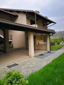 a house with a balcony and a patio at Stella delle Grigne in Pasturo