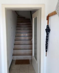 un pasillo con una escalera con una escalera en Apartment-Ferienwohnung in Mainaschaff, en Mainaschaff