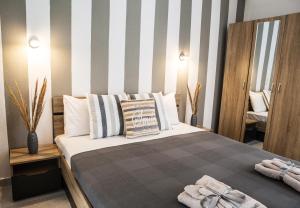 A bed or beds in a room at Sunset Apartments
