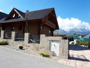 新里斯拉Zrubový dom - Moon Nová Lesná的石墙和门的圆木房子