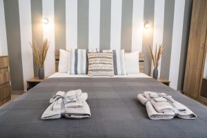 A bed or beds in a room at Sunset Apartments