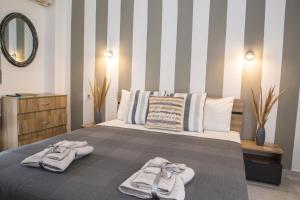A bed or beds in a room at Sunset Apartments