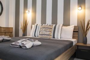 A bed or beds in a room at Sunset Apartments
