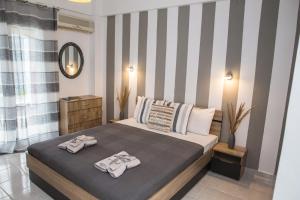 A bed or beds in a room at Sunset Apartments