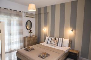 A bed or beds in a room at Sunset Apartments