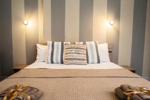 A bed or beds in a room at Sunset Apartments
