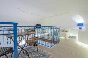 Zimmer mit einem Balkon mit einem Tisch und einem Sofa in der Unterkunft Sapore di Sale in Atrani