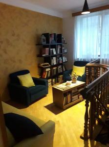 Sala de estar con 2 sofás y mesa de centro en Omsi House, en Telavi