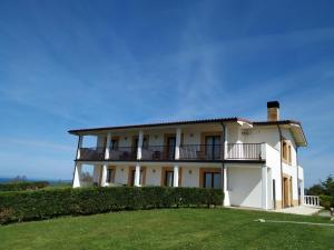 una gran casa blanca con un gran patio en El Ribero de Langre en Langre