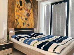 Schlafzimmer mit einem Bett mit Wandgemälde in der Unterkunft Strandapartment Meeresrauschen Prora Binz EG in Binz