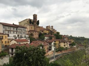 Pogled na destinaciju Cisterna dʼAsti ili pogled na grad iz vikendice