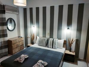 A bed or beds in a room at Sunset Apartments