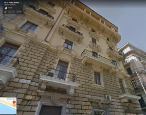 un grande edificio con balconi sul lato di RarityArt GuestHouse a Salerno
