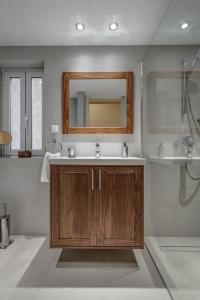 łazienka z umywalką i lustrem w obiekcie Bella Venezia Residence w Korfu