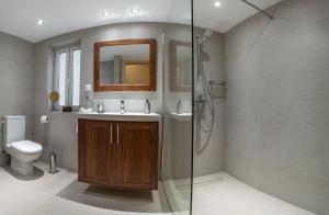 łazienka z toaletą, umywalką i prysznicem w obiekcie Bella Venezia Residence w Korfu +21 zdjęć