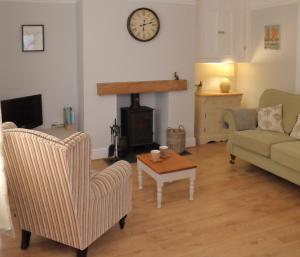 een woonkamer met een bank en een tafel bij Pickles Cottage in Barnoldswick